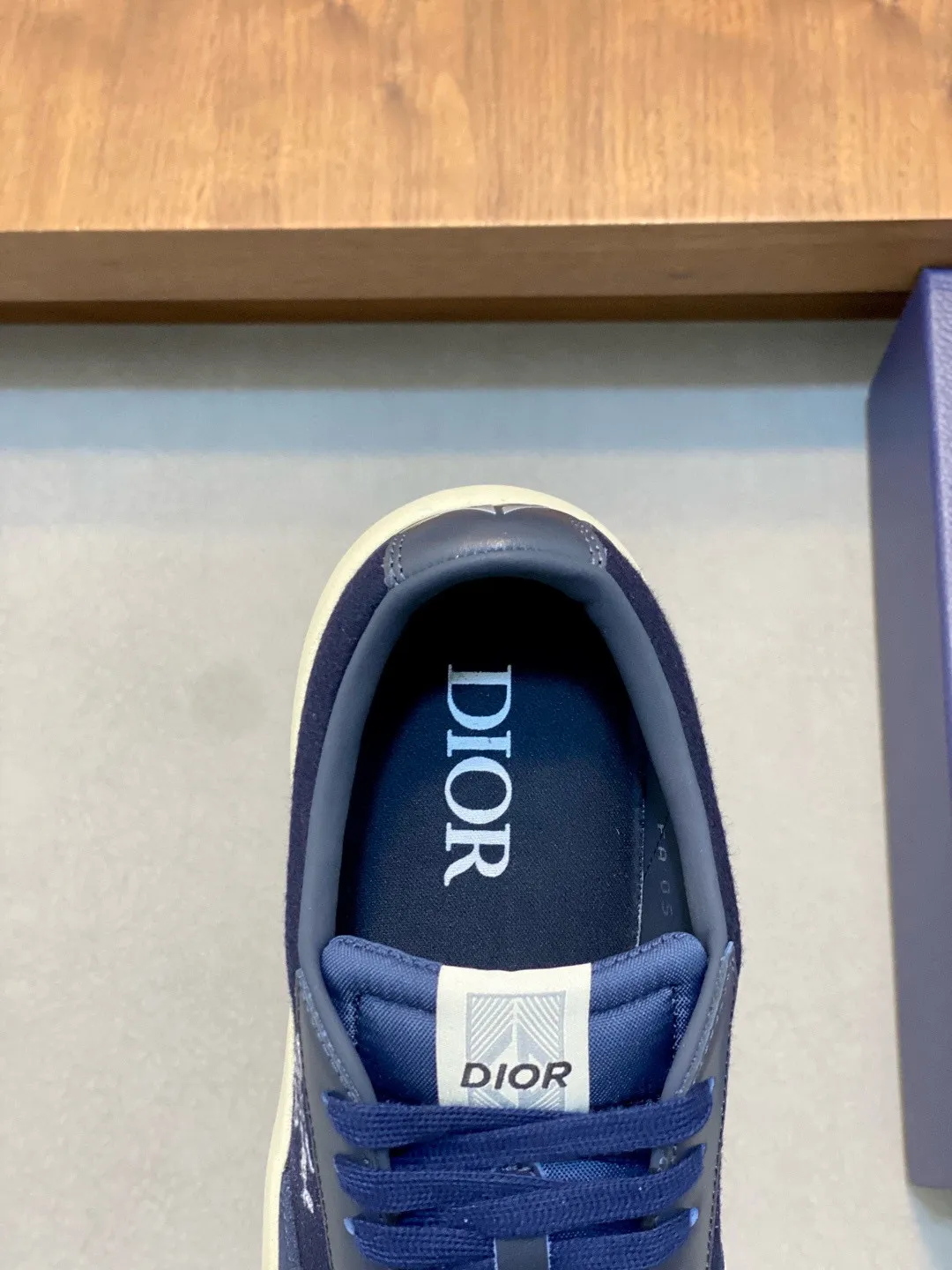 Factory price: 420💰Dior Crafted from navy and white jacquard with Oblique print and suede panels, it features a distinctive padded tongue embossed with the Dior signature, wide navy mohair laces and brass eyelets with a matte tonal finish. White rubber sole with Dior Oblique pattern, enhanced by a contrasting Dior 30 Avenue Montaigne signature on the rear. It can add fashionable temperament to casual looks. Exquisite packaging at the delivery counter 🛍📦 ▪️ Fabric: Original customized Oblique presbyopia + cowhide ▪️ Lining: Original customized sheepskin + breathable mesh ▪️ Sole: Original molded anti-slip rubber material ▪️ Bottom thickness: 4CM ▪️ Size: Men's 38-45 (38, 45, 46 customized)